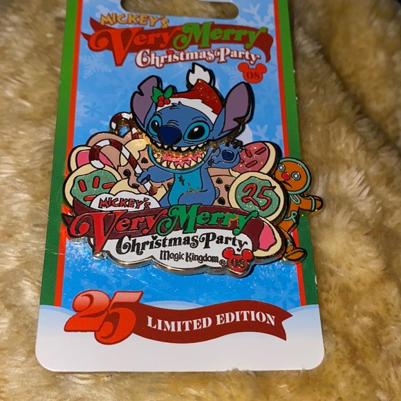 Very Merry Christmas Party Pins 2008 Disney- Stitch. New - Picture 1 of 4